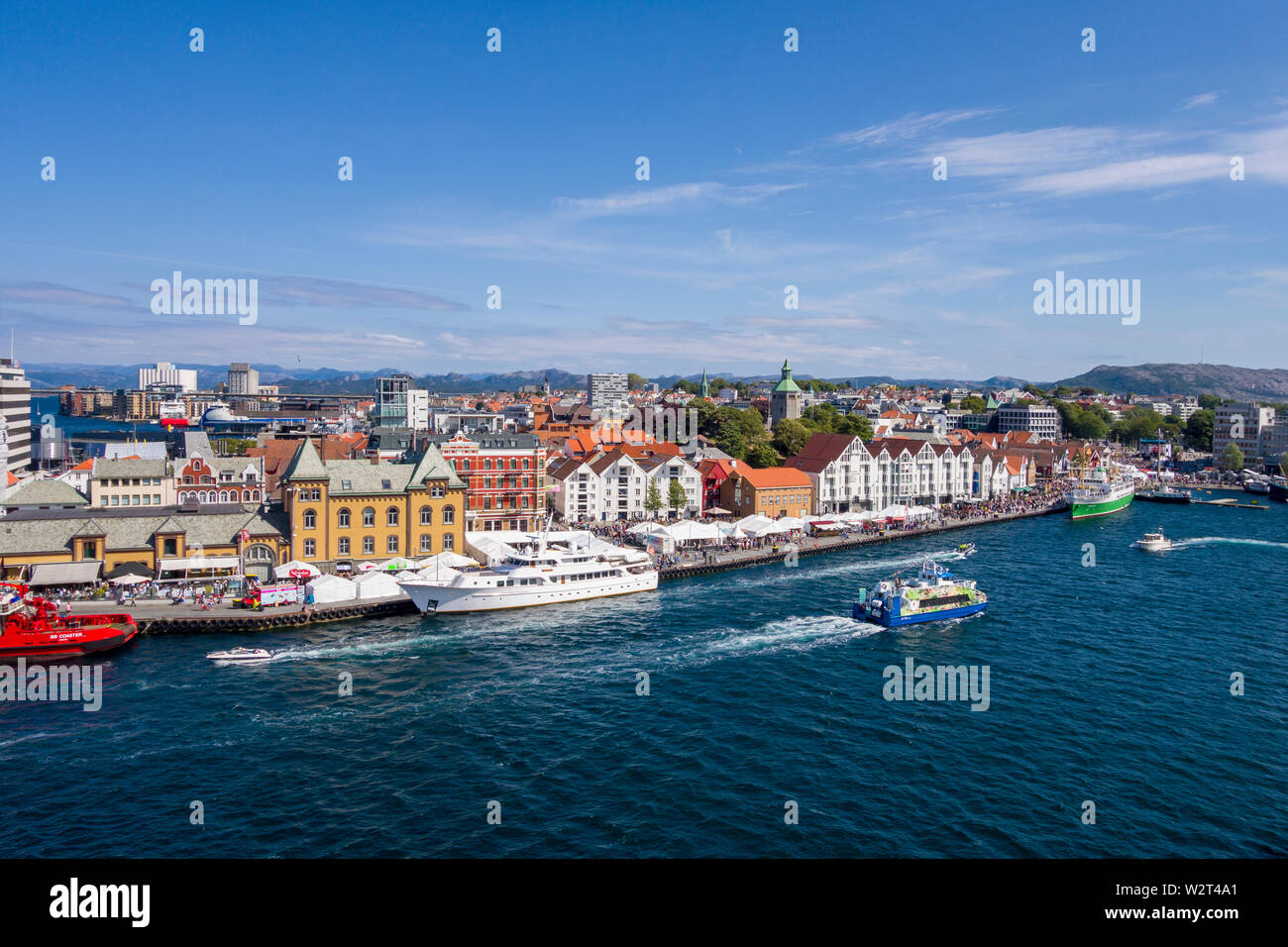 Les bâtiments historiques et le port de Stavanger, Norvège avec la cathédrale Romane sur la colline parlementaire. Banque D'Images