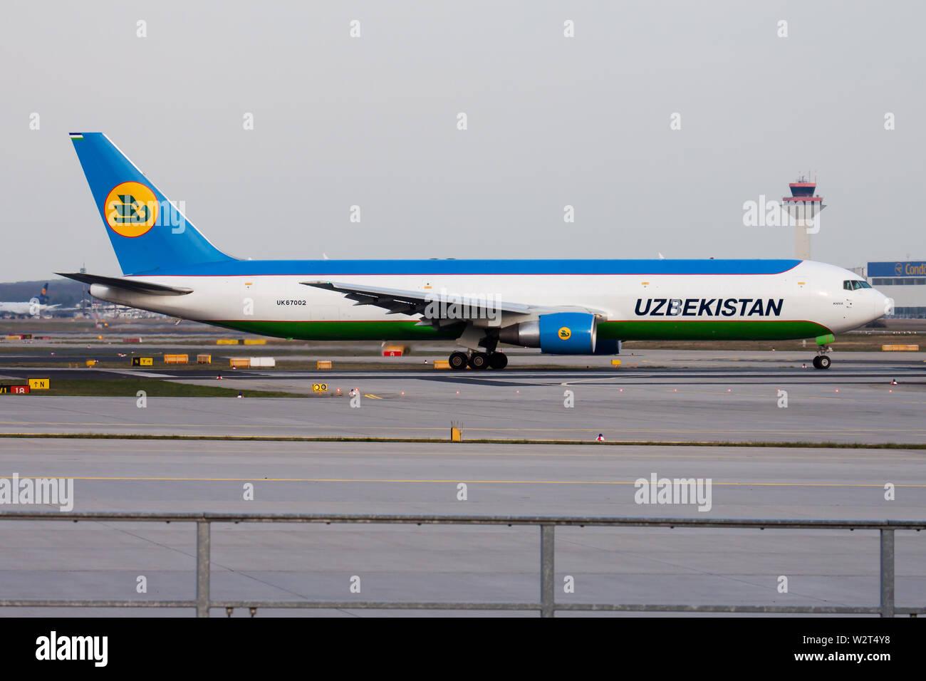 Francfort / ALLEMAGNE - 10 avril 2015 : Uzbekistan Airways Boeing 767-300 Cargo UK-67002 départ avion cargo à l'aéroport de Francfort Banque D'Images