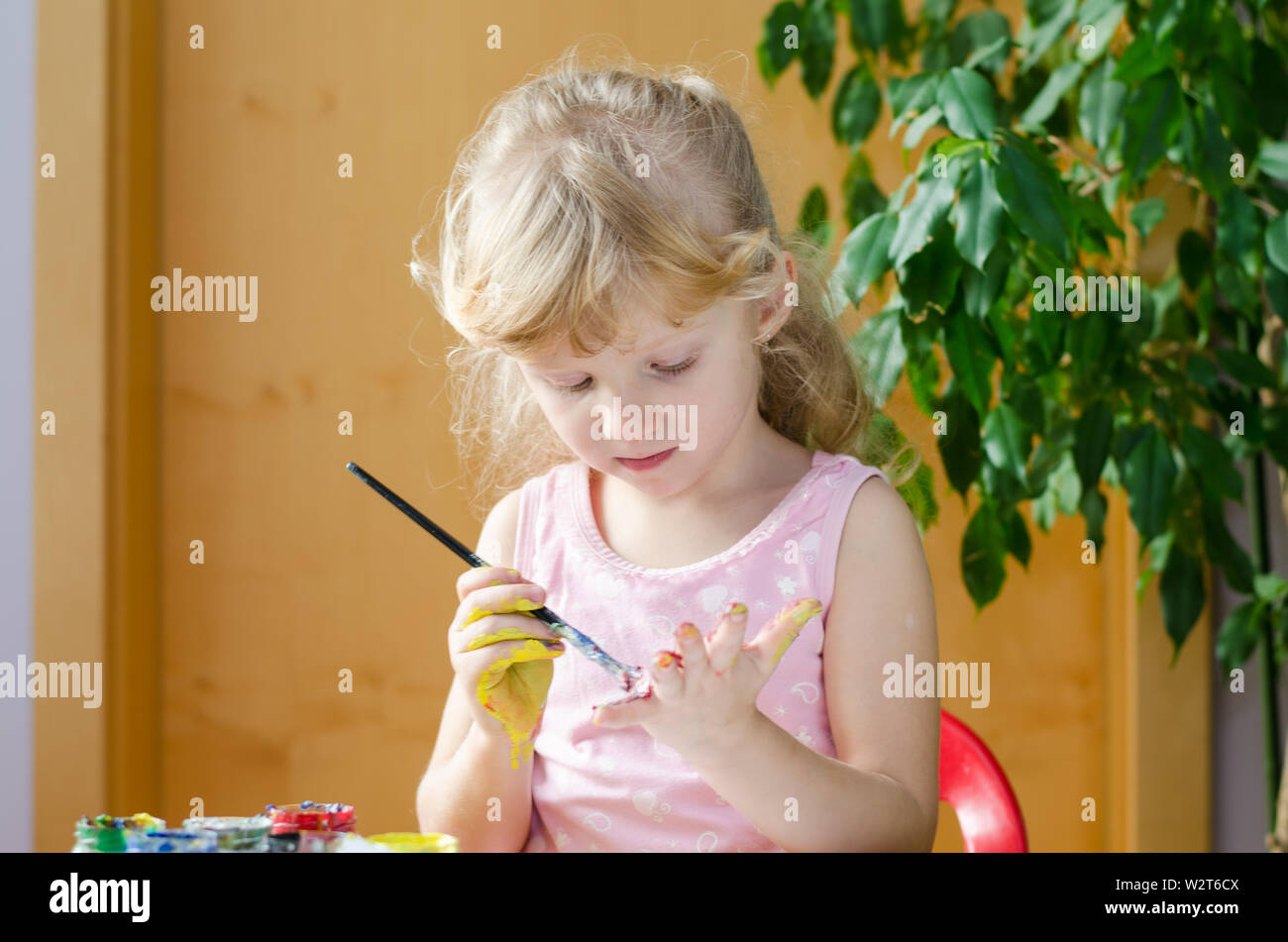 Fille blonde avec pinceau peinture Banque D'Images