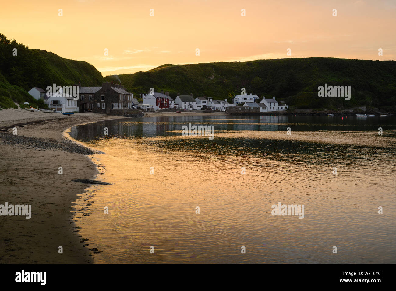 Plage rivage qui mène à Ty Coch Pub à Porthdinllaen sunseting - début de soirée Banque D'Images