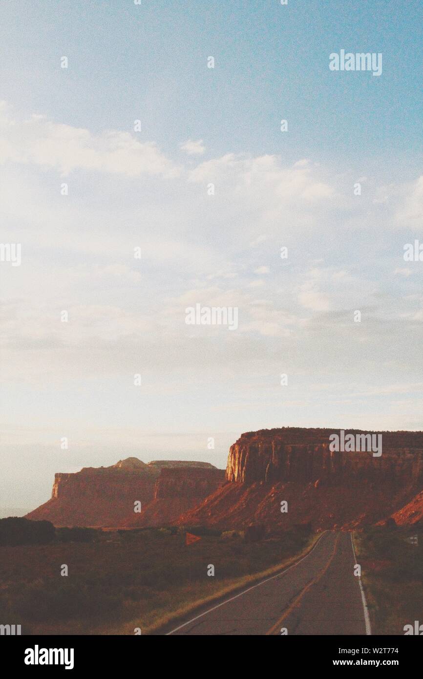 Belle photo verticale d'un grand plateau dans un désert Sous les nuages blancs dans les Canyonlands Banque D'Images