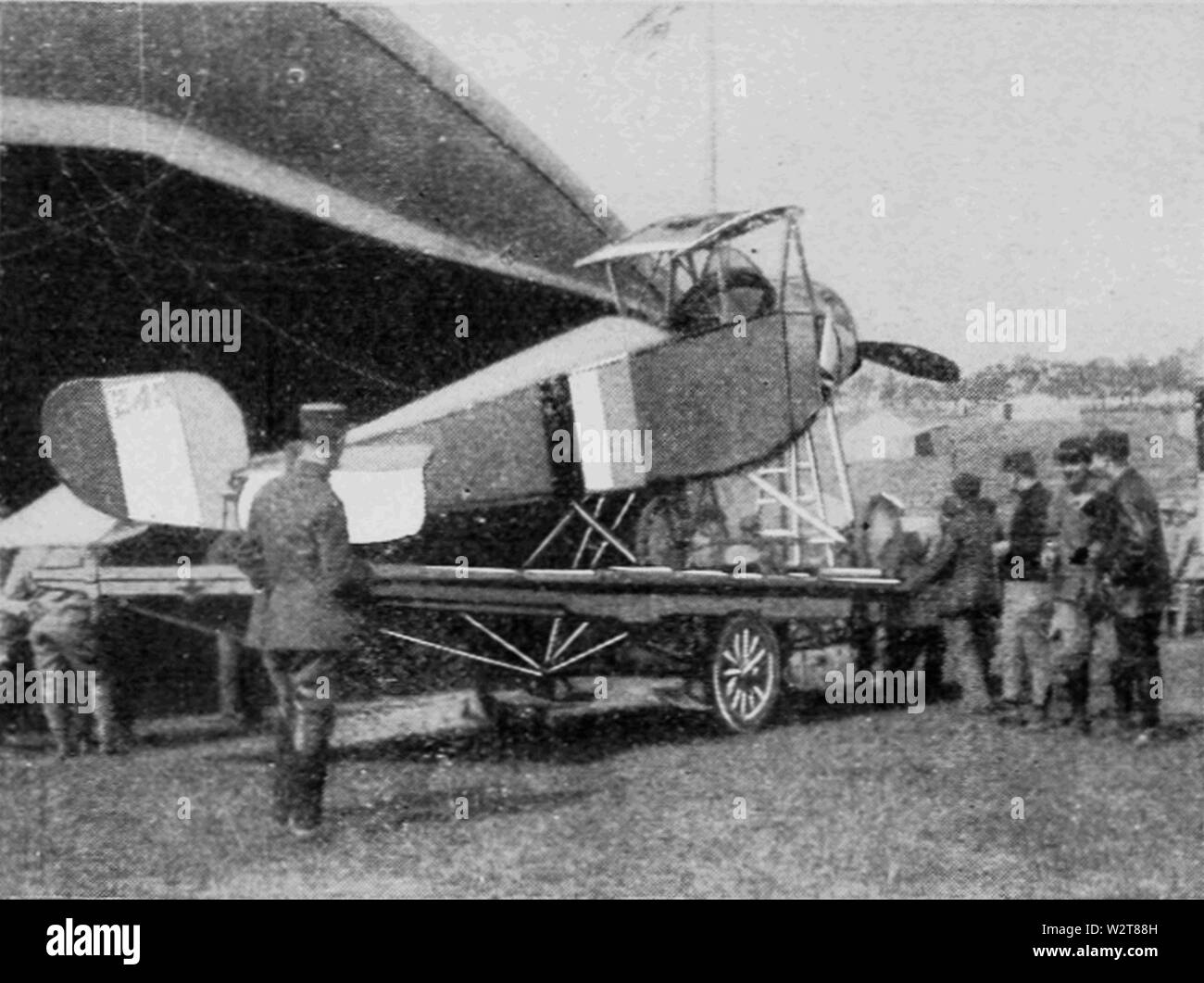 Nieuport 10 Français endommagé sur le camion sans ailes 1916 Banque D'Images