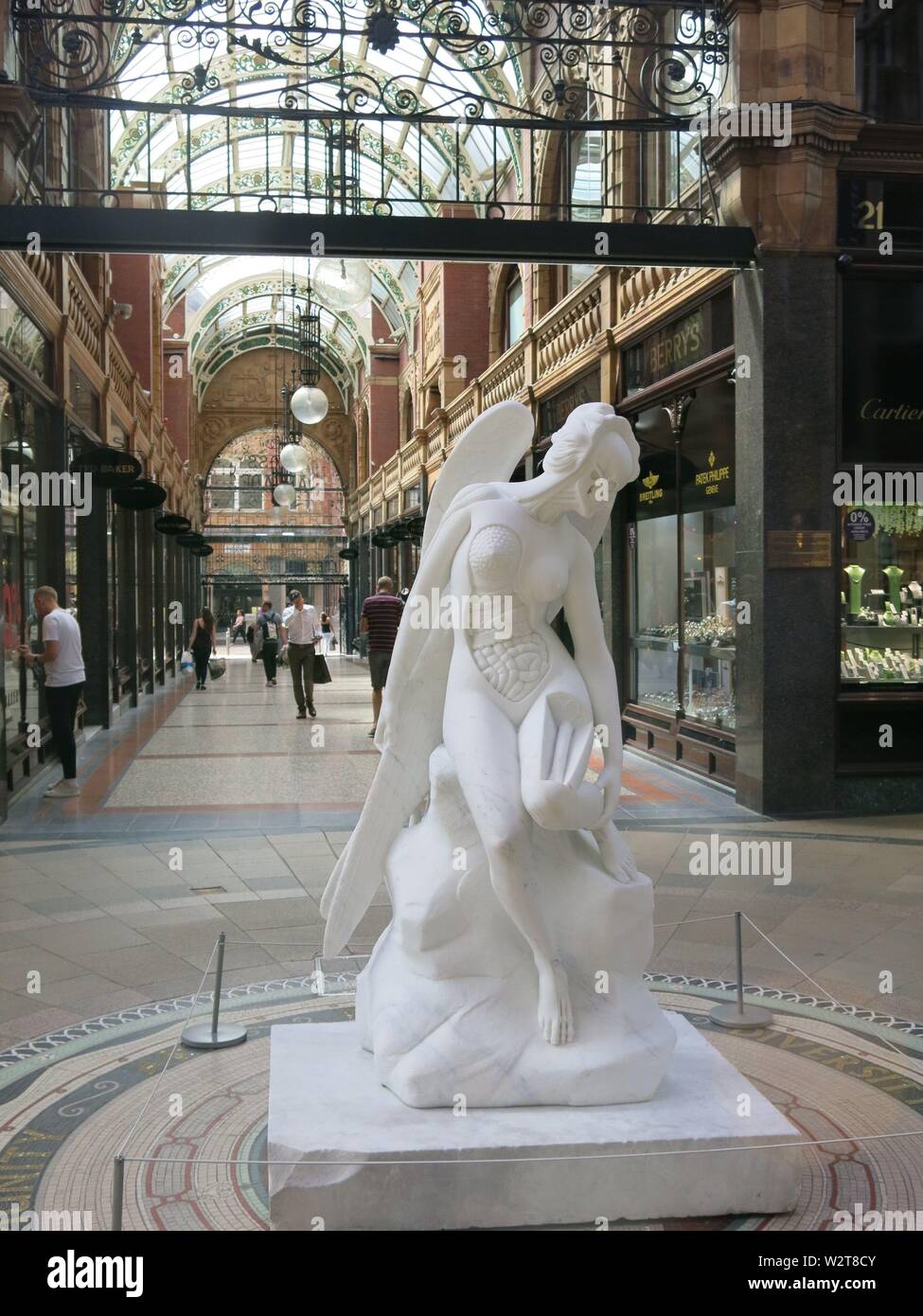 Avec les organes vitaux exposés, Damien Hirst's 'Anatomie d'un Ange' en marbre blanc donne aux acheteurs de Leeds pause pour réfléchir au cours de leur thérapie de détail Banque D'Images