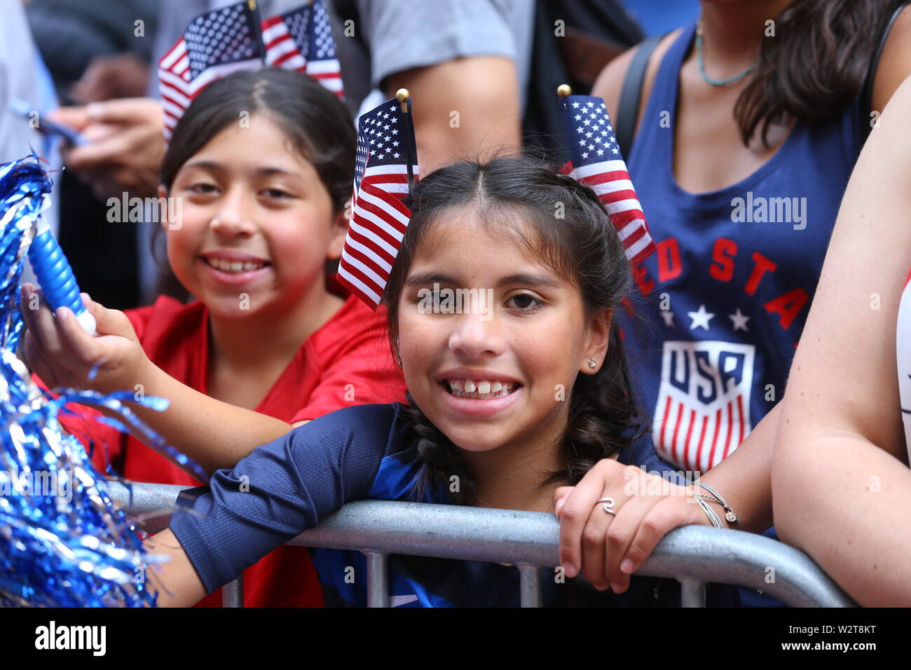 Les partisans attendent le sénateur du Vermont et le candidat démocrate à la présidence Bernie Sanders lorsqu'il mène des campagnes au Rassemblement dos de Bernie à long Island City, Banque D'Images