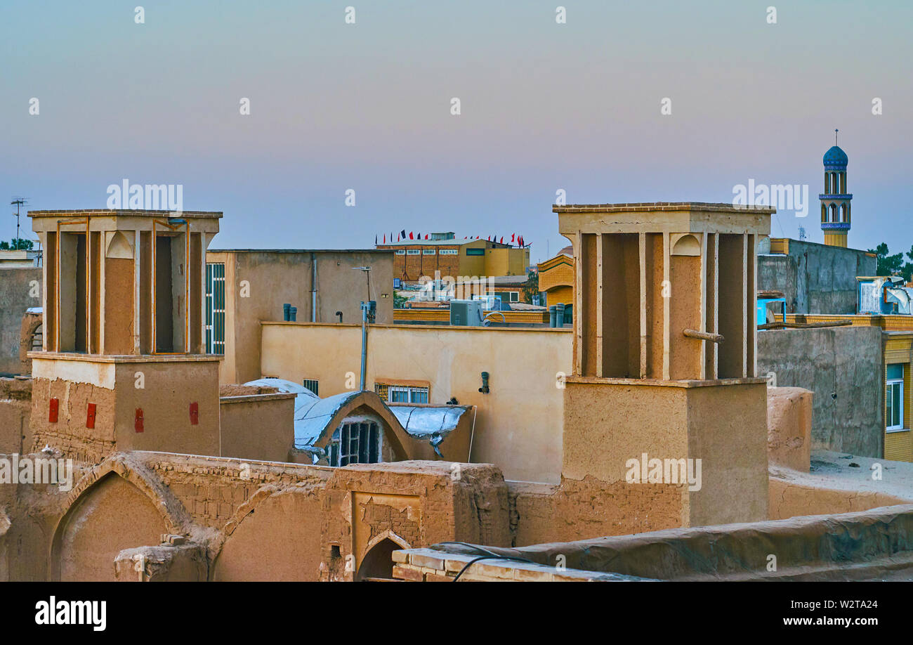 Les toits de la vieille ville, de grands minarets et badgirs (vent catchers) sur l'heure bleue, Kashan, Iran Banque D'Images