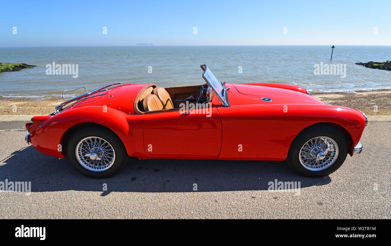 Rouge Classique MG une automobile stationnée sur promenade du front de mer. Banque D'Images