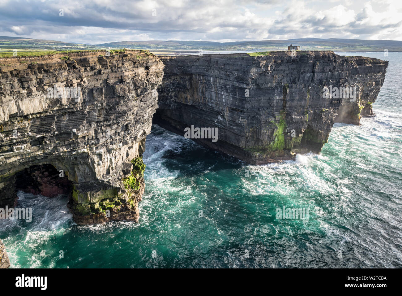 Ce sont les falaises à Downpatrick Head sur la côte du comté de Mayo en Irlande Banque D'Images