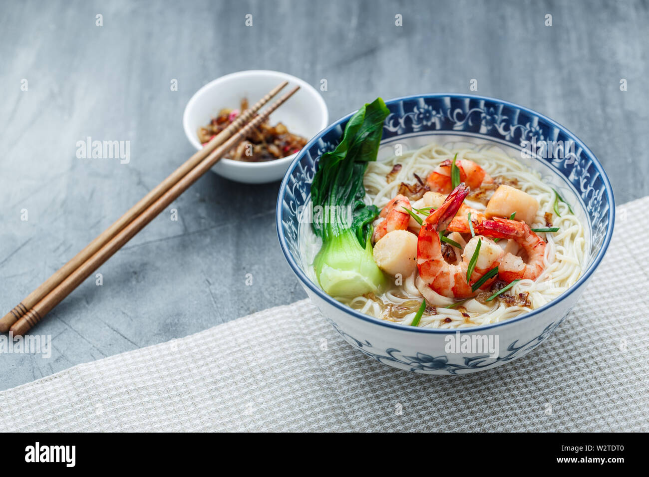 Hawker Food bee hoon en soupe bol traditionnel, copiez l'espace. Banque D'Images