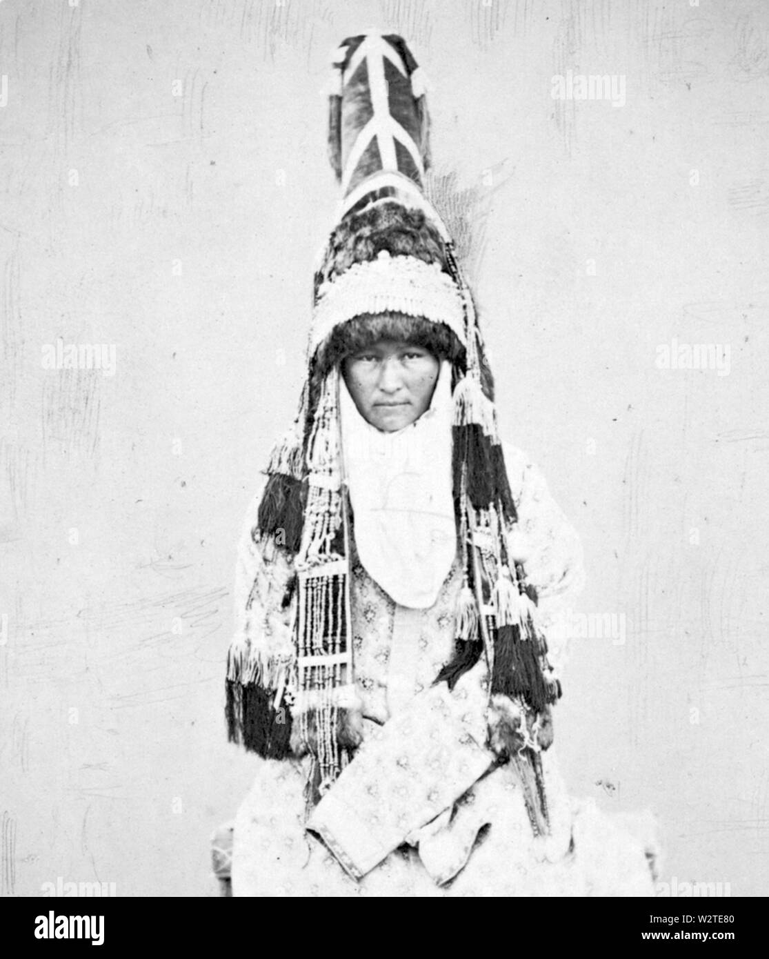 L'habit d'une femme kirghize Saukele turc, un chapeau de cérémonie - WDL (rognée) Banque D'Images