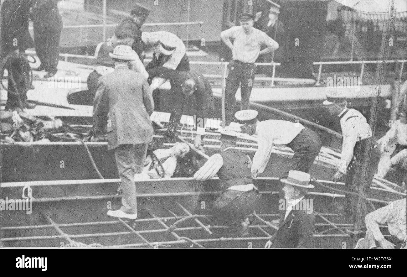 Carte Postale d'Eastland - Récupérer les corps de police entre les ponts Banque D'Images