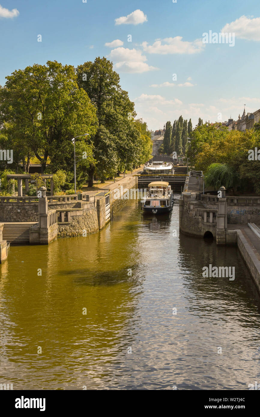 PRAGUE, RÉPUBLIQUE TCHÈQUE - AOÛT 2018 : croisière voile passant par un verrou sur la rivière Vltava qui traverse le centre de Prague. Banque D'Images