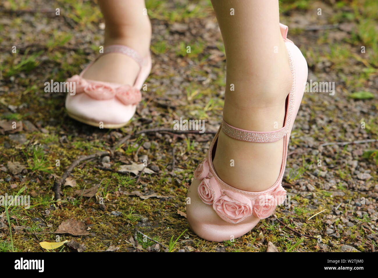 Une petite fille aux jolies chaussures ballerine rose à l'extérieur Photo  Stock - Alamy