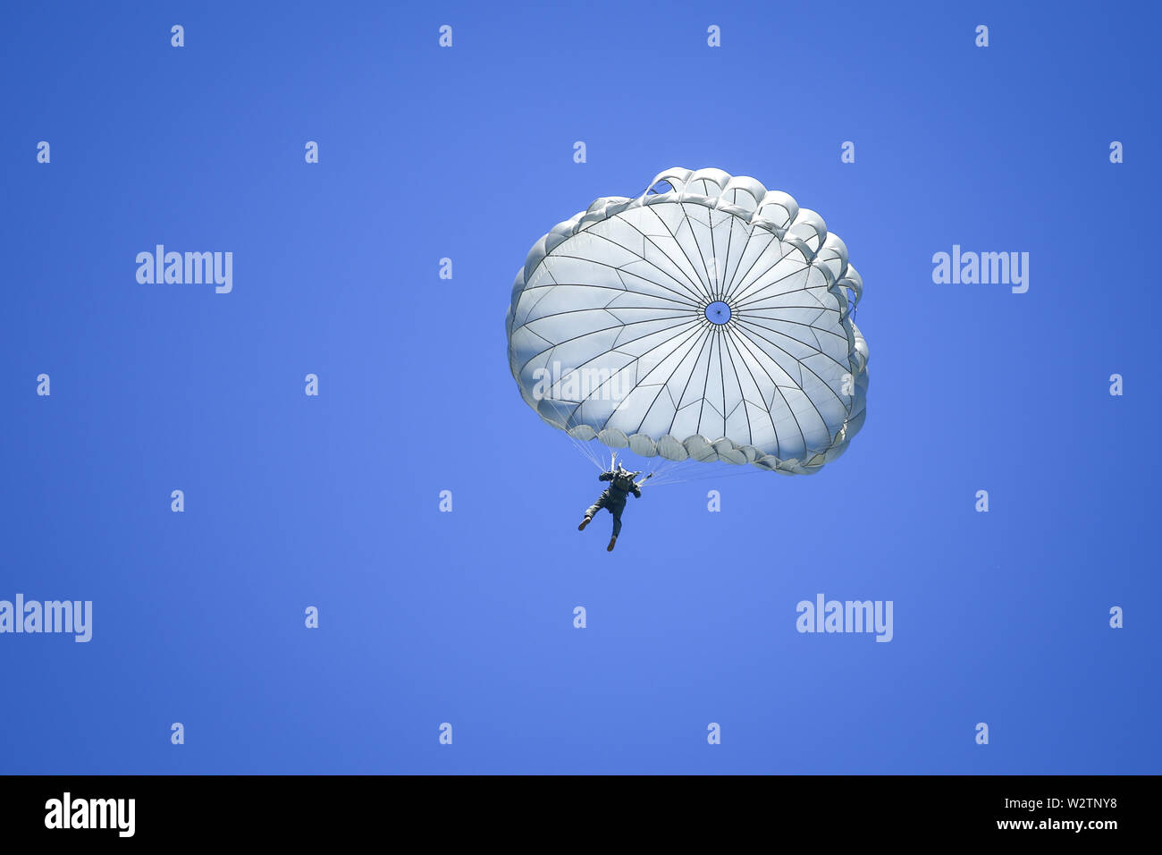 Boboc, Roumanie - 22 mai 2019 : à partir d'un saut de parachutistes militaires Alenia C-27J Spartan avion cargo militaire. Banque D'Images