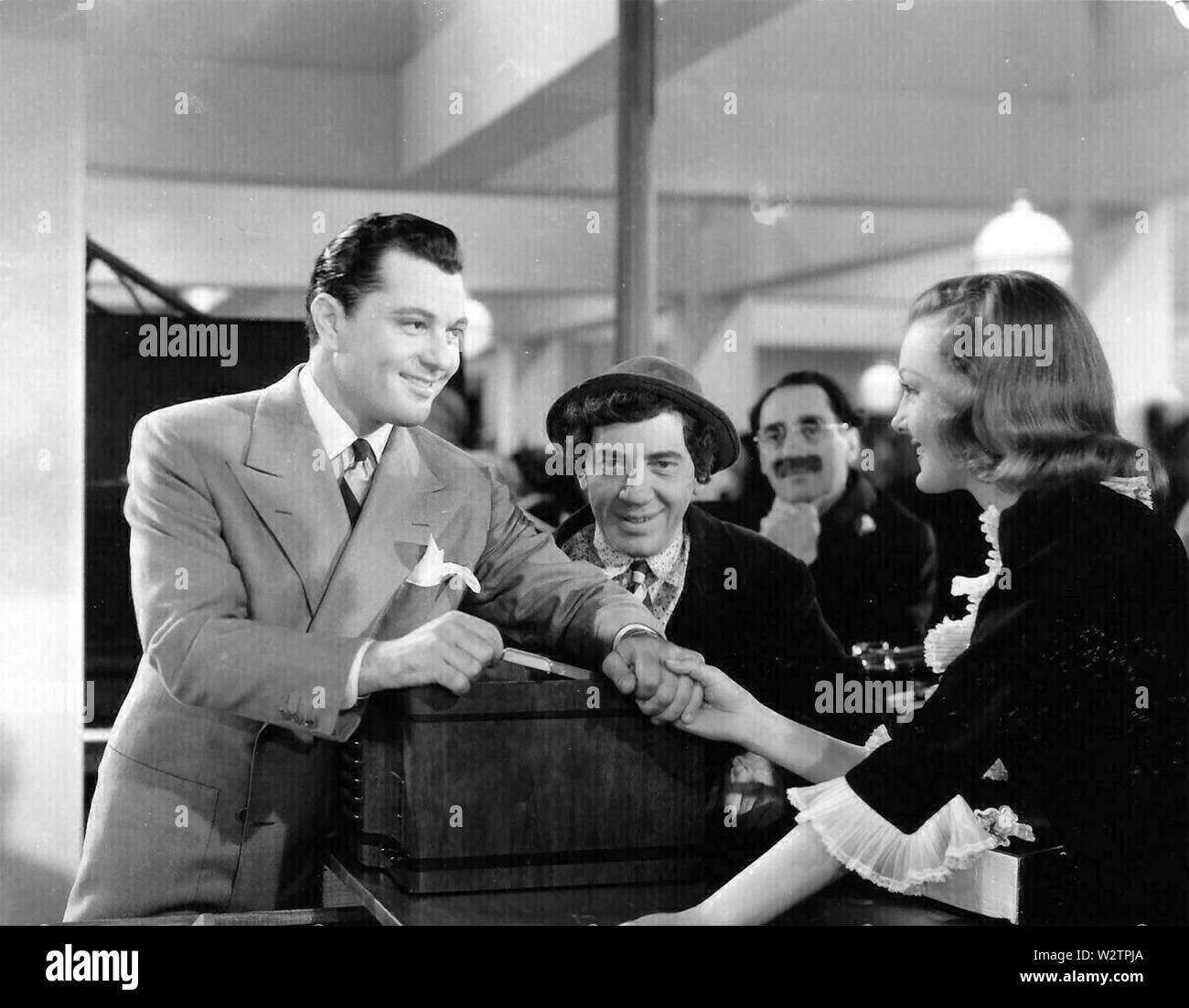 Le grand magasin 1941 MGM film avec les Marx Brothers, Virginia Gray et Douglas Dumbrille à gauche Banque D'Images