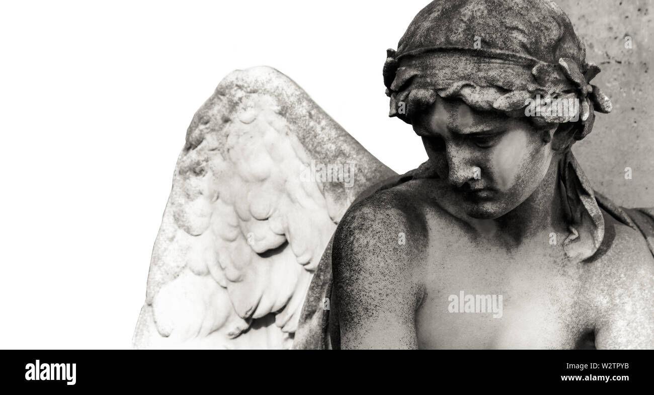 Triste ange gardien sculpture avec open wings isolé sur fond blanc large. Expression triste sculpture avec les yeux vers le bas de penser ou pleurer. Et noir Banque D'Images Triste ange gardien sculpture avec open wings isolé sur fond blanc large. Expression triste sculpture avec les yeux vers le bas de penser ou pleurer. Et noir Banque D'Images