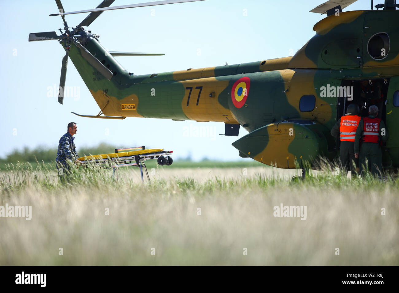 Boboc, Roumanie - 22 mai 2019 : soldats roumains et les infirmiers, avec une ambulance et un hélicoptère Puma 330 ira prendre part à un exercice militaire. Banque D'Images