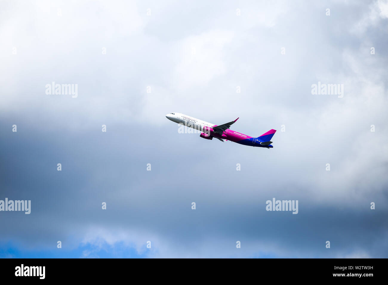 Otopeni, Roumanie - 22 mai 2019 : un avion commercial Wizzair est décoller de l'Aéroport International Henri Coanda. Banque D'Images