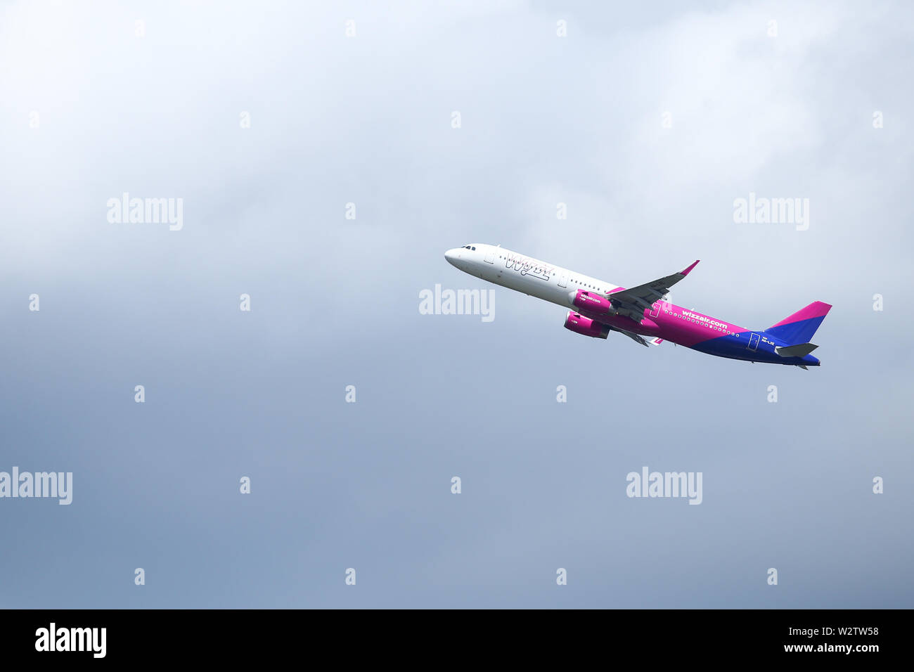Otopeni, Roumanie - 22 mai 2019 : un avion commercial Wizzair est décoller de l'Aéroport International Henri Coanda. Banque D'Images