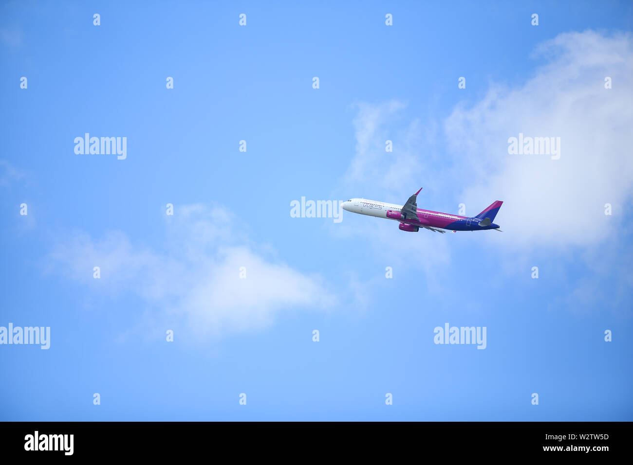 Otopeni, Roumanie - 22 mai 2019 : un avion commercial Wizzair est décoller de l'Aéroport International Henri Coanda. Banque D'Images
