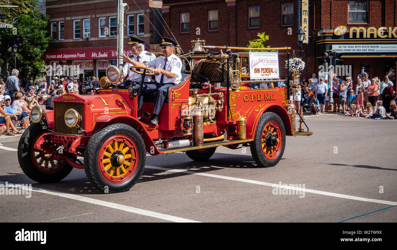 Un camion de pompiers de pompiers dans la rue au cours de Parade de la coupe d'or pour célébrer la PEI's Old Home Week et l'été dans le centre-ville de Charlottetown Banque D'Images