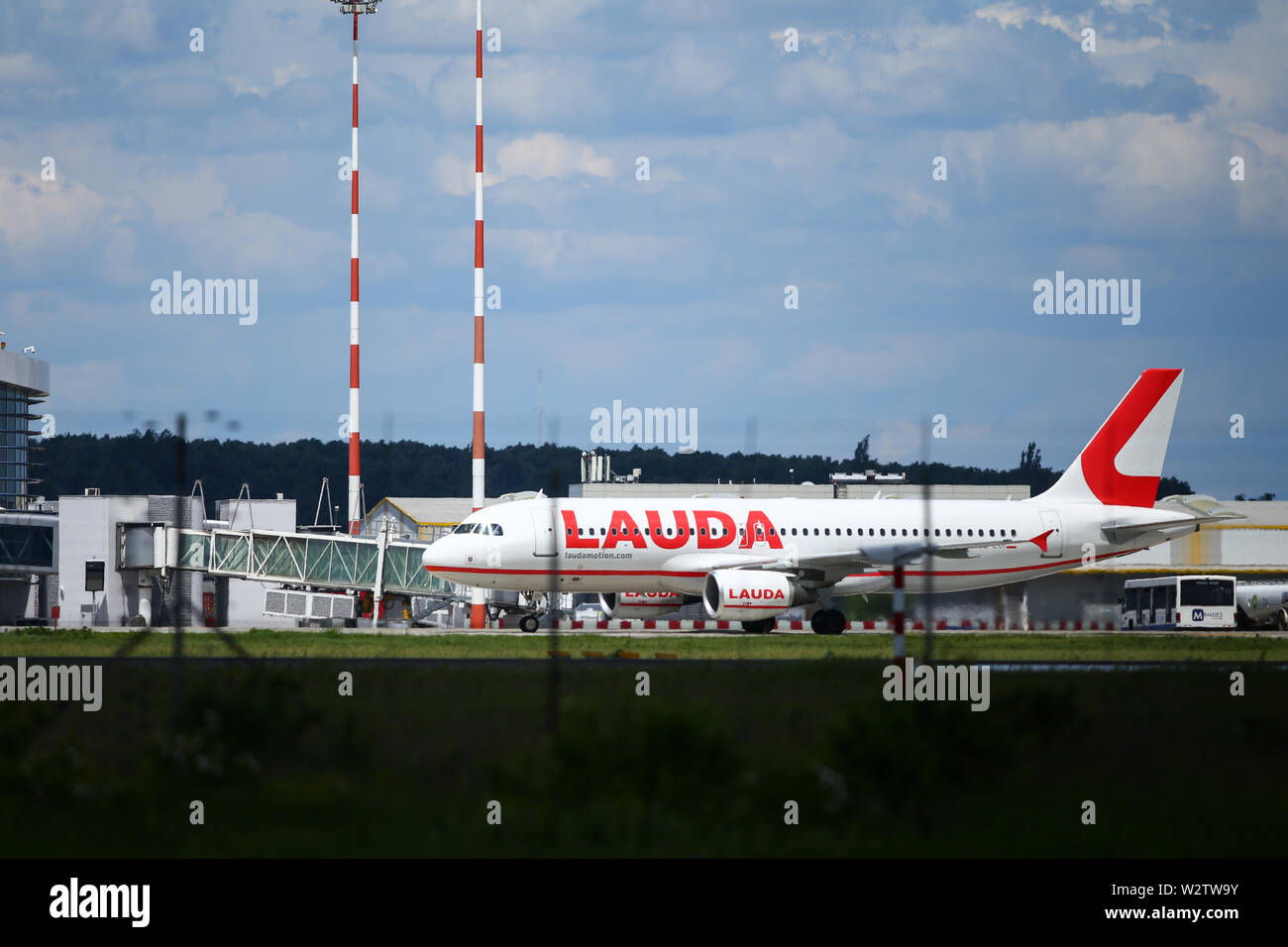 Otopeni, Roumanie - 22 mai 2019 : un avion commercial Lauda est décoller de l'Aéroport International Henri Coanda. Banque D'Images