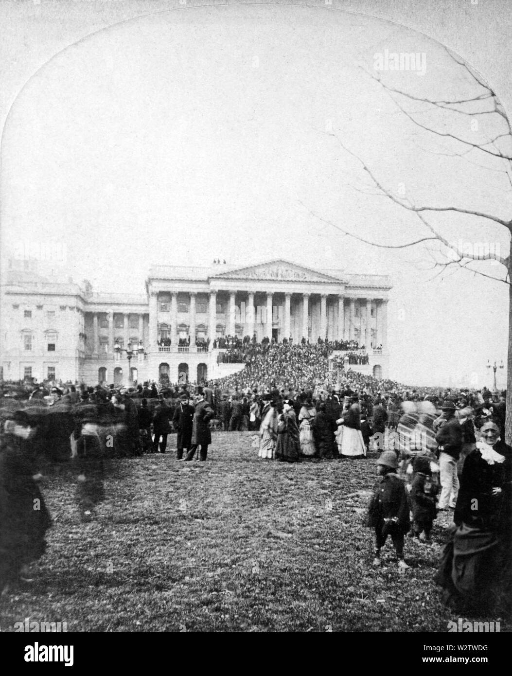 Foule assistant à l'Inauguration du Président Rutherford B. Hayes, Sénat Aile de Capitole en arrière-plan, Washington DC, USA, stéréogramme, Mars 5, 1877 Banque D'Images