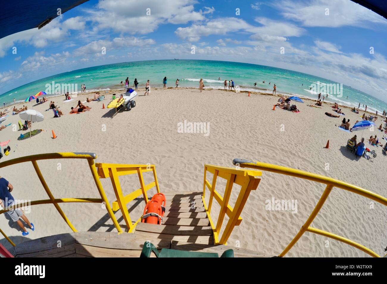 Vue de dessus en gare de sauveteur structure tour sur l'Océan Atlantique sur la populaire plage de sable blanc de South Beach, Miami, Floride, USA Banque D'Images