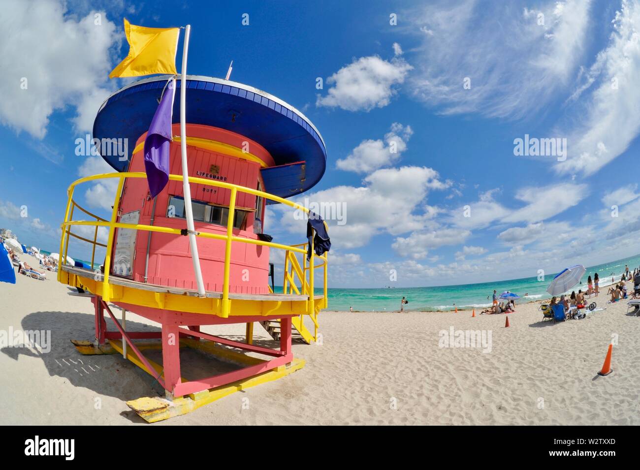 Station de sauvetage de couleur structure tour de style art déco sur la populaire plage de sable blanc de South Beach, Miami, Floride, USA Banque D'Images