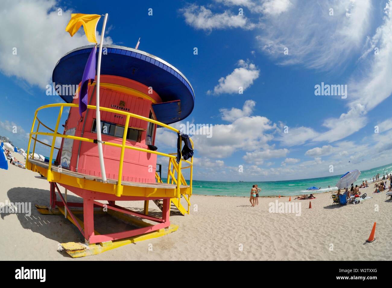Station de sauvetage de couleur structure tour de style art déco sur la populaire plage de sable blanc de South Beach, Miami, Floride, USA Banque D'Images