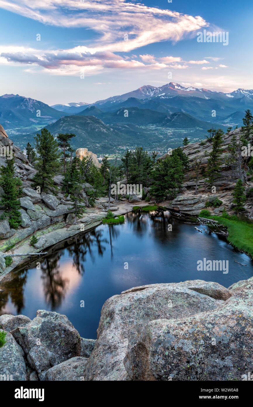 La dernière soirée sunshine hits Longs Peak et les rochers escarpés au-dessus le lac Gem dans le Parc National des Montagnes Rocheuses, Estes Park, Colorado Banque D'Images