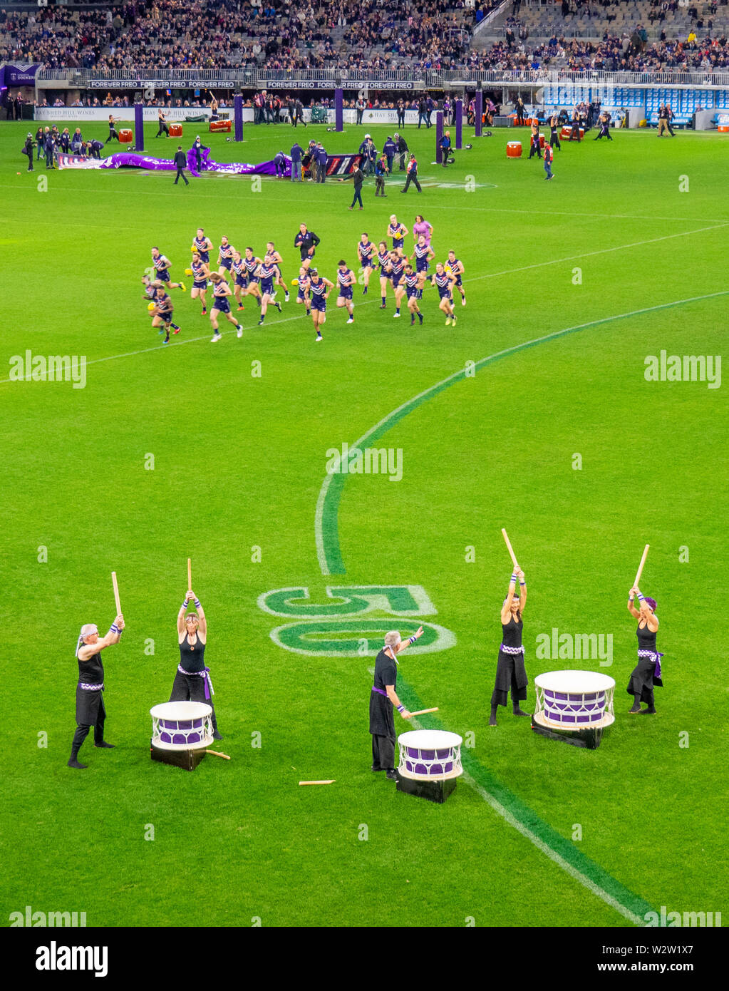 Divertissement arborant tambours au Fremantle Dockers Derby de l'Ouest jeu AFL au stade Optus Australie occidentale Perth. Banque D'Images