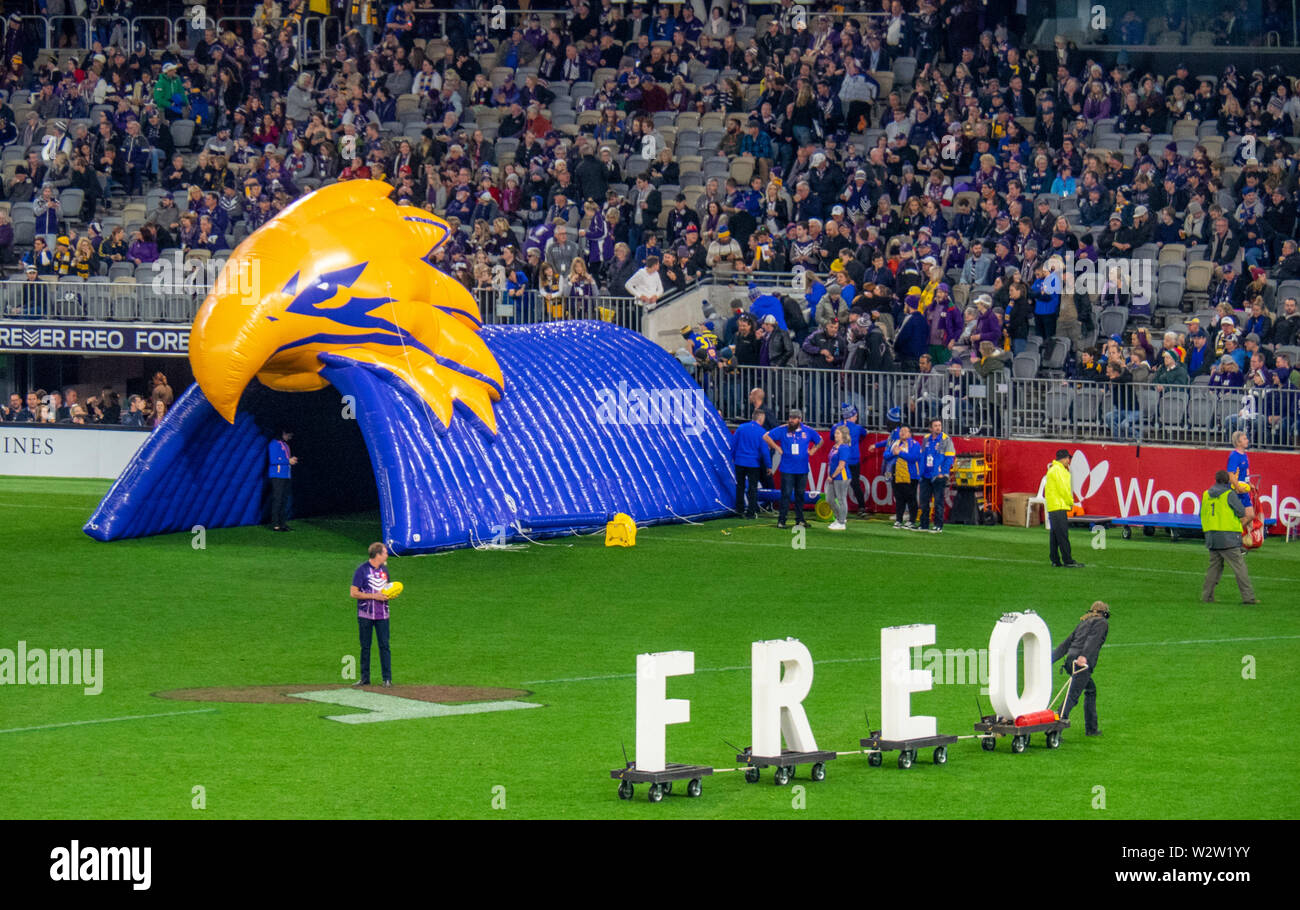 Tunnel gonflable et Freo signe à West Coast Eagles et Fremantle Dockers Derby de l'Ouest jeu AFL au stade Optus Australie occidentale Perth. Banque D'Images