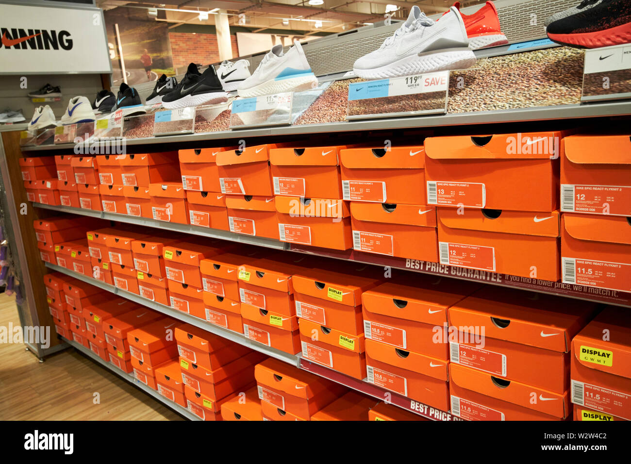 verlies oriëntatie Genealogie Les formateurs de Nike à vendre dans un centre commercial Orlando Floride  USA États-Unis d'Amérique Photo Stock - Alamy