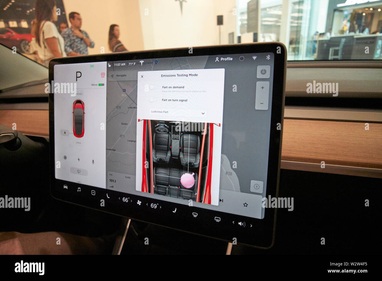 Mode de vérification des émissions ou mode pet s'affiche à l'écran du modèle 3 Tesla tesla dans un showroom galerie en Floride USA États-Unis d'Amérique Banque D'Images