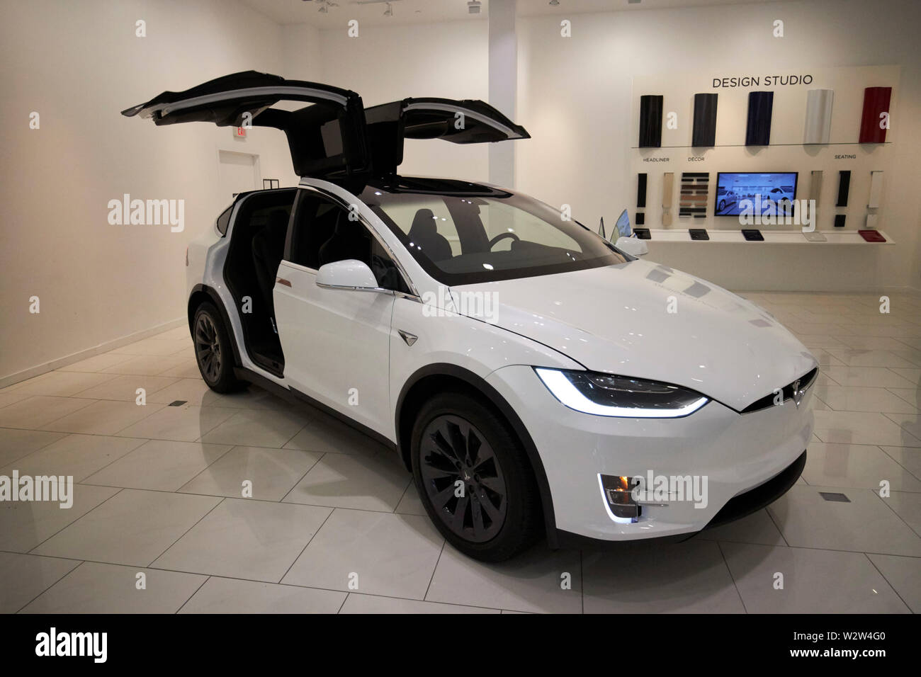 Tesla Model X blanc avec falcon portes ouvertes pendant la célébration de l'aile s'affichent dans une galerie d'exposition à tesla Florida USA United States of America Banque D'Images