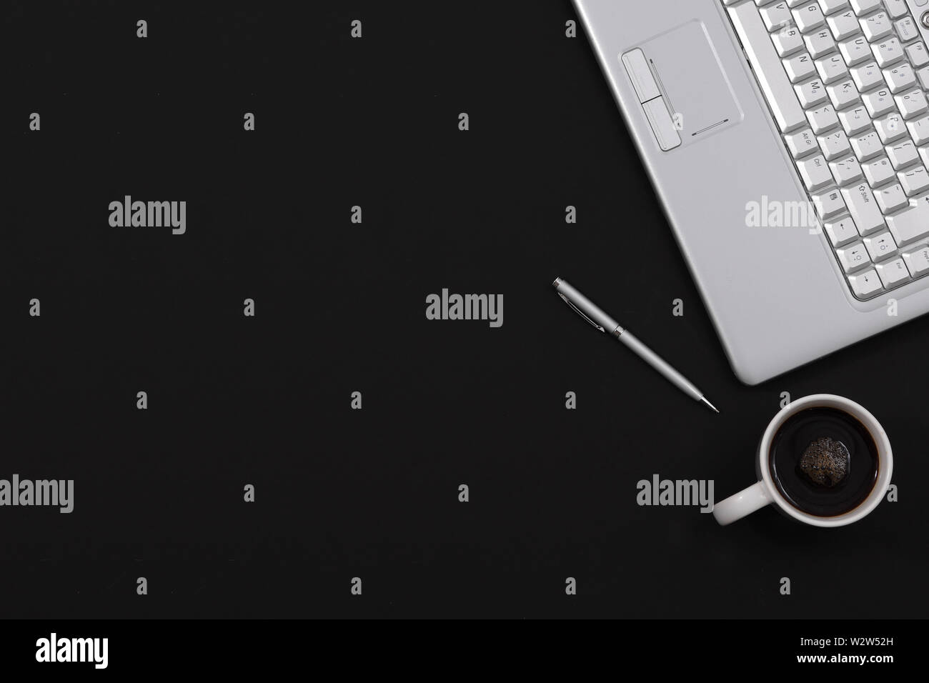 Un bureau à domicile bureau minimaliste noir café pen coffre top view with copy space Banque D'Images