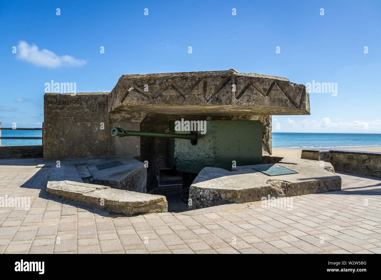 Blockhaus allemand et 50 mm canon antichar à St Aubin-sur-Mer, la Première Guerre mondiale 2 vestige du Mur de l'Atlantique, Normandie, France. Banque D'Images