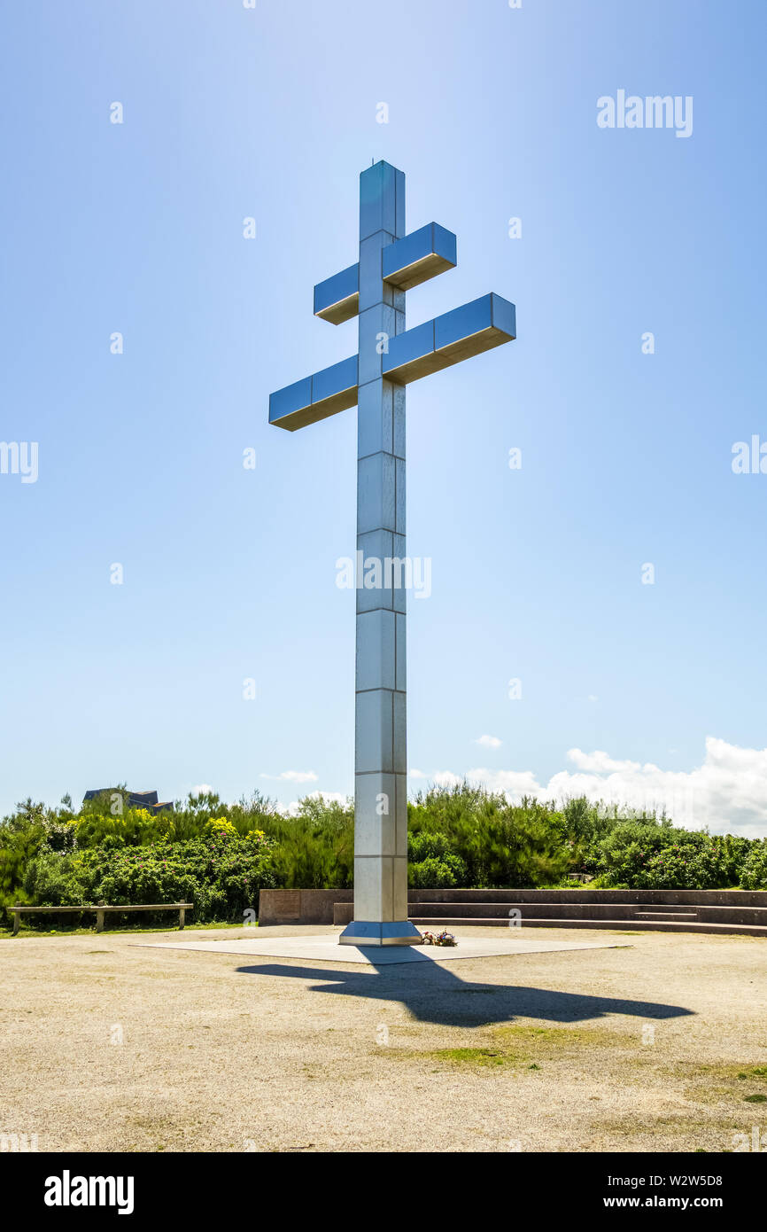 Croix de Lorraine à Graye-sur-mer dans la mémoire de Général De Gaulle, la seconde guerre mondiale, deux D-Day Memorial, Normandie, France. Banque D'Images