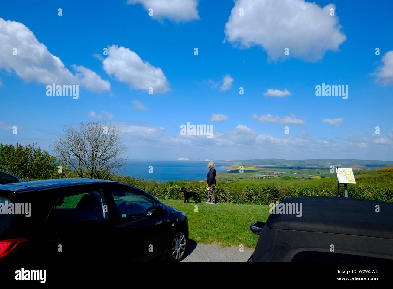 Les visiteurs et les promeneurs à admirer la vue à Blackgang vue sur une journée ensoleillée à Blackgang sur l'île de Wight Banque D'Images