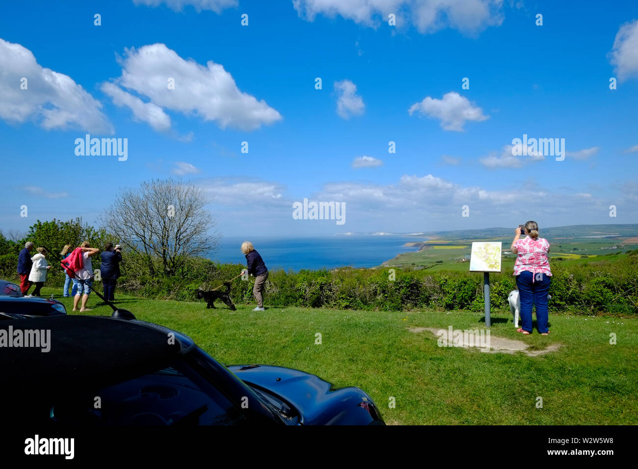 Les visiteurs et les promeneurs à admirer la vue à Blackgang vue sur une journée ensoleillée à Blackgang sur l'île de Wight Banque D'Images