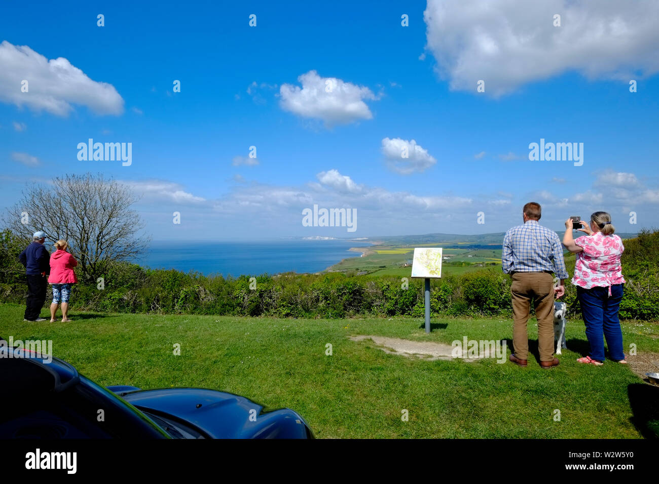 Les visiteurs et les promeneurs à admirer la vue à Blackgang vue sur une journée ensoleillée à Blackgang sur l'île de Wight Banque D'Images