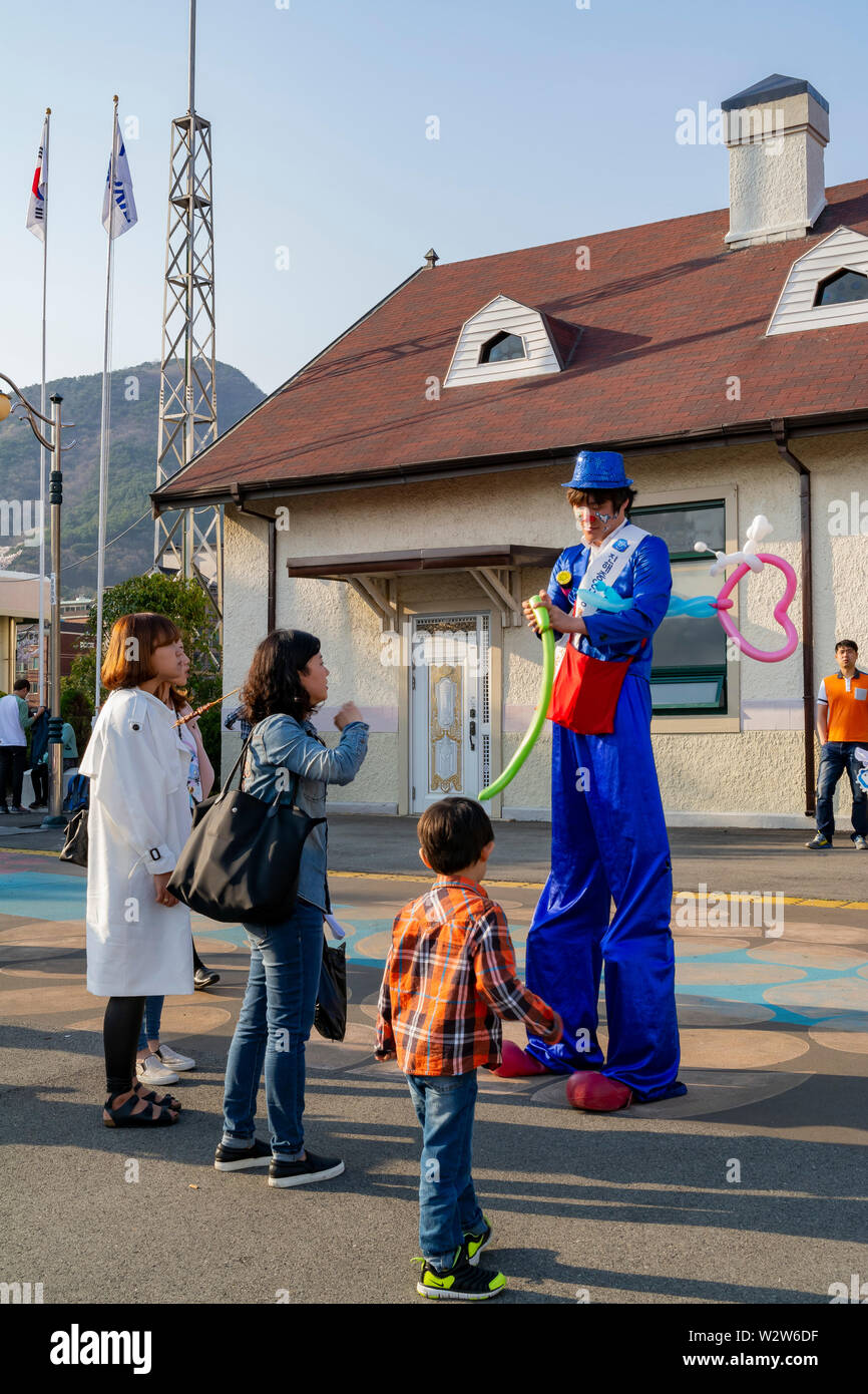 Busan, APR 3 : ballon de jeu Artisting art à un enfant on APR 3, 2014 à Busan, Corée du Sud Banque D'Images