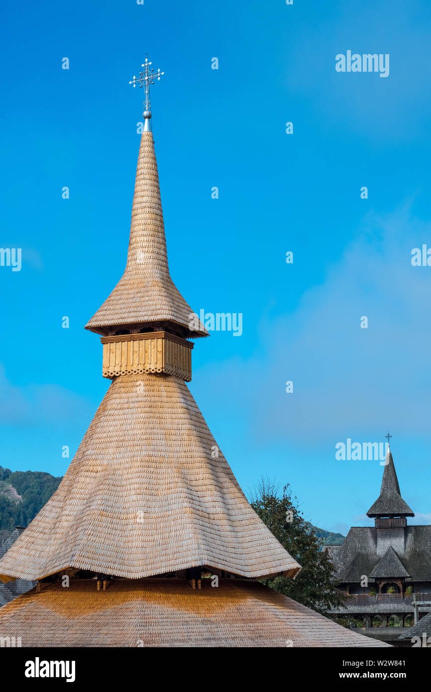 Pavillon récent fait dovetailled avec bardeaux de bois, affiche la forme de grande taille, typique des édifices religieux dans la région de Maramures, Roumanie Banque D'Images