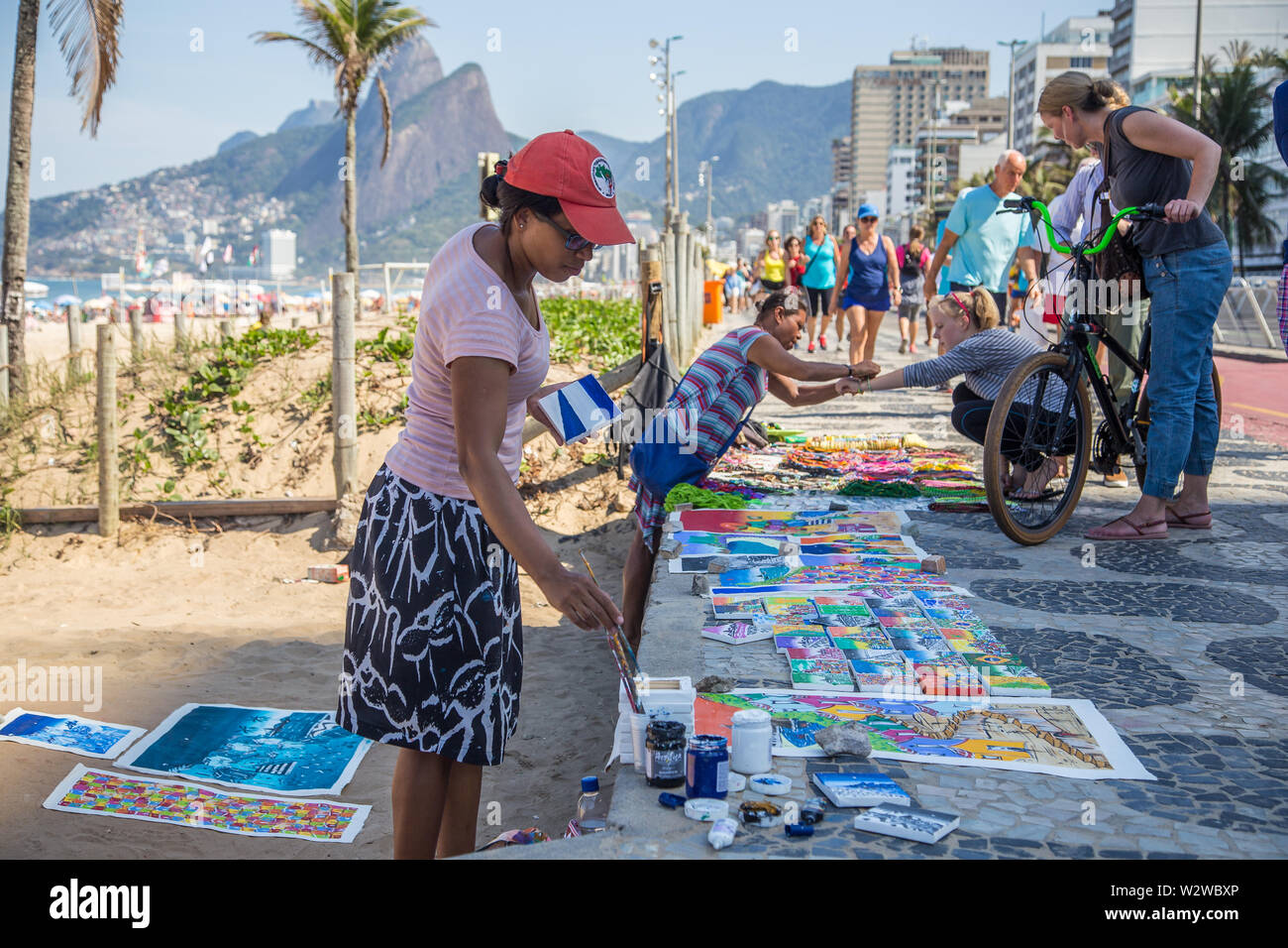 Rio de Janeiro, Brésil - 8 juin 2016 Artiste : vendre ses peintures et oeuvres d'sur la rue de la plage d'Ipanema Banque D'Images