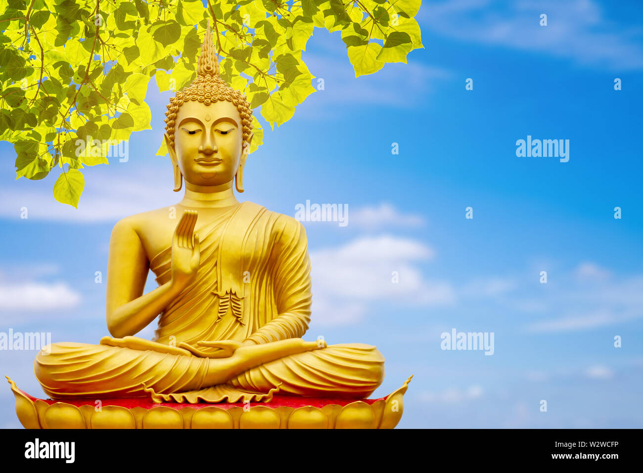 Golden Buddha image sous les feuilles de Bodhi, natural background Banque D'Images