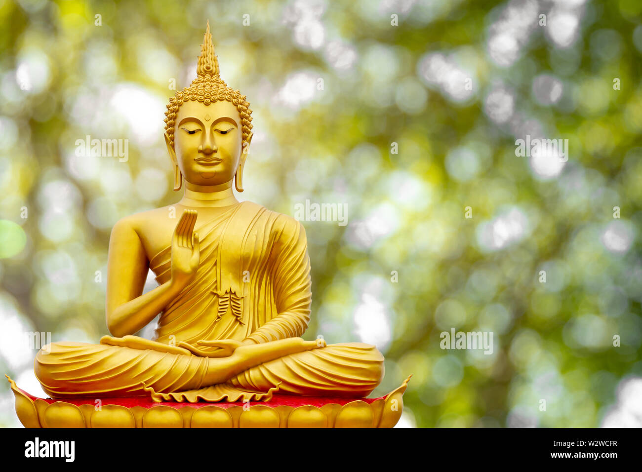 Golden Buddha image sous les feuilles de Bodhi, natural background Banque D'Images