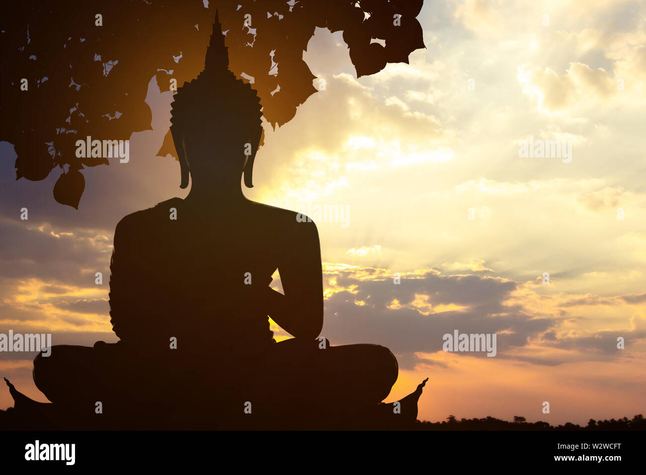 Asanha Visakha Puja Magha Jour , Bouddha Silhouette sur fond coucher de soleil d'or. Banque D'Images