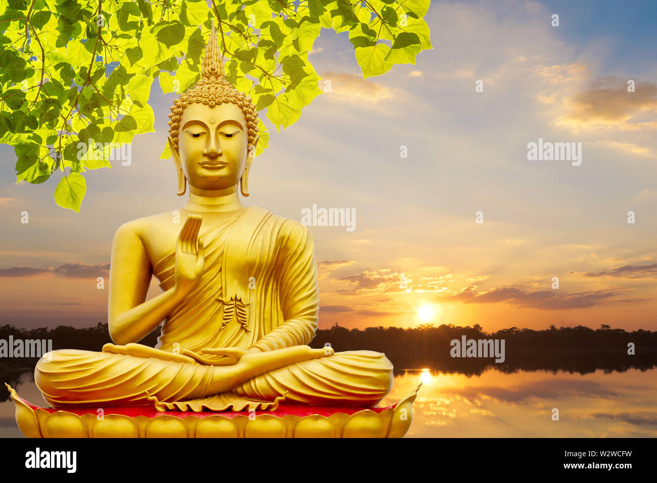 Golden Buddha image sous les feuilles de Bodhi, natural background Banque D'Images