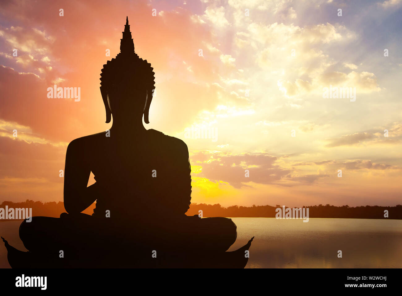 Asanha Visakha Puja Magha Jour , Bouddha Silhouette sur fond coucher de soleil d'or. Banque D'Images