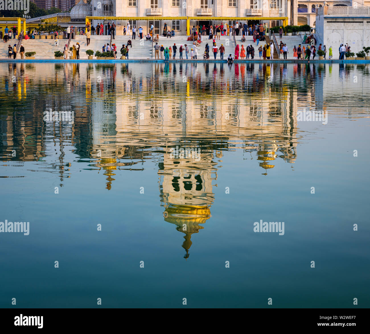 NEW DELHI, INDE - circa 2018 Novembre : Reflet de la Gurudwara Bangla Sahi aussi connu comme lieu de culte sikh à Delhi. C'est (je n'ai pas des plus Banque D'Images